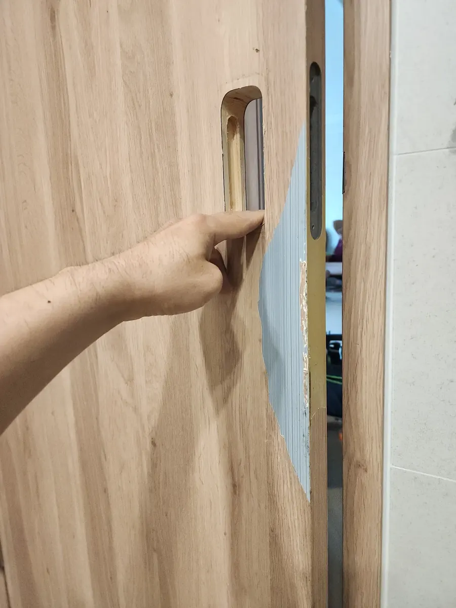 화장실문 필름 — 들뜬 필름을 걷어 낸 모서리