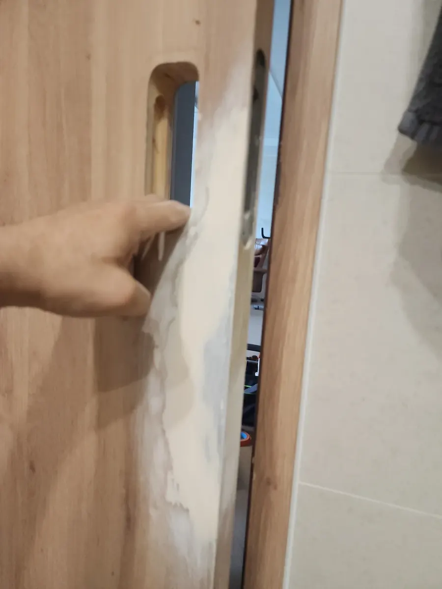 화장실문 필름 — 평평하게 갈아 낸 퍼티면