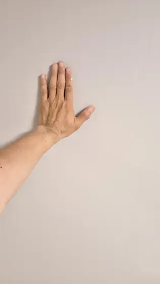 문짝 구멍 수리 — 구멍 메움을 마친 방문