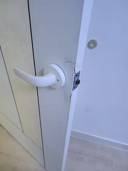 방문 강제개방 수리 — 문고리 둘레가 깨진 방문