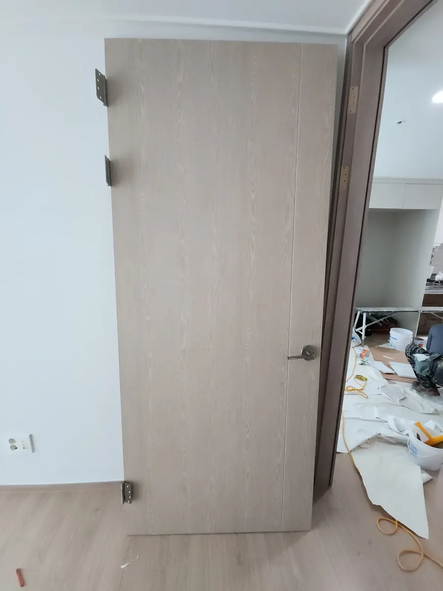 방문 복원 — 새 필름을 입힌 문짝
