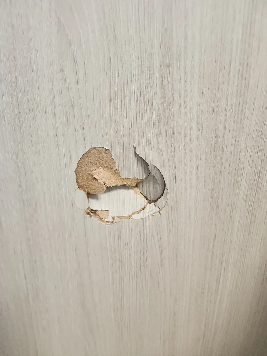 문짝 보수 — 찍혀 찢긴 방문 필름