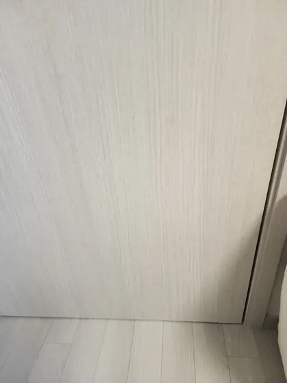 문짝 보수 — 찍힘 수리를 마친 방문